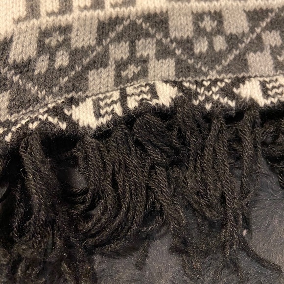 Poncho - Picture 4 of 4